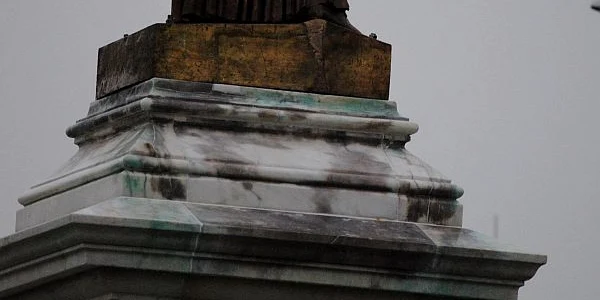 La o lună de la reamplasarea statuii, pe soclu au apărut primele pete (foto: ph-online.ro)