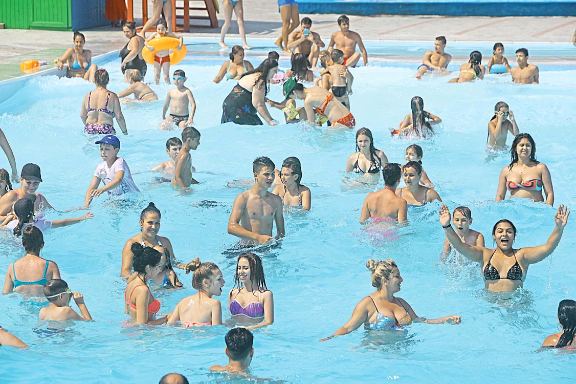 
    Ieri au fost chiar şi 50 de grade Celsius la soare,  astfel că ştrandurile au fost luate cu asalt Foto: Sever Gheorghe  