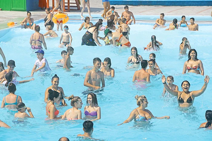 Ieri au fost chiar şi 50 de grade Celsius la soare, astfel că ştrandurile au fost luate cu asalt Foto: Sever Gheorghe