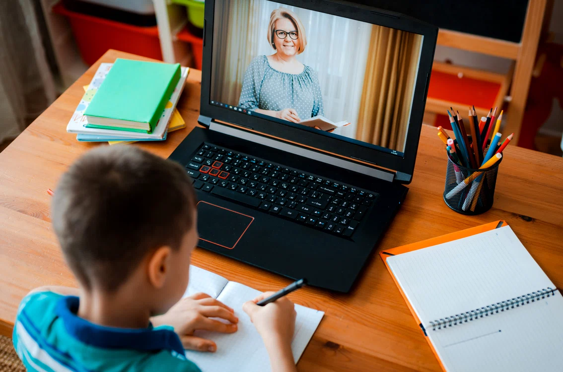 
    O treime din şcolile din judeţul Buzău rămân în online săptămâna aceasta din cauza ratei mici de vaccinare anti-COVID în rândul profesorilorfoto: Shutterstock  