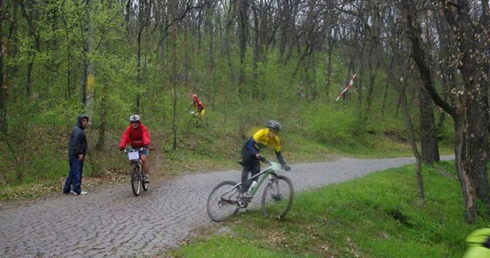 Cel puţin opt turişti aflaţi cu bicicletele pe munte au fost surprinşi de o furtună puternică FOTO Arhivă