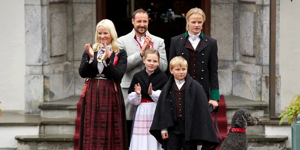 Prințul Haakon, Prințesa Mette Marit și copiii lor Foto Getty Images jpg