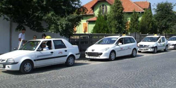 Cu staţia de taximetre la poarta casei