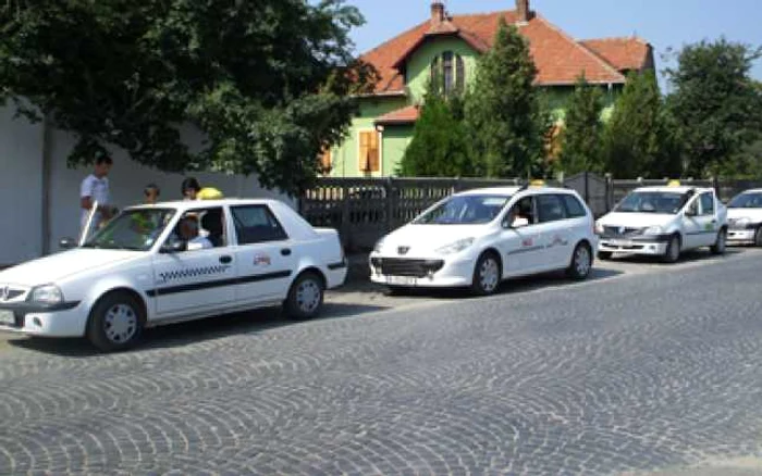 Cu staţia de taximetre la poarta casei