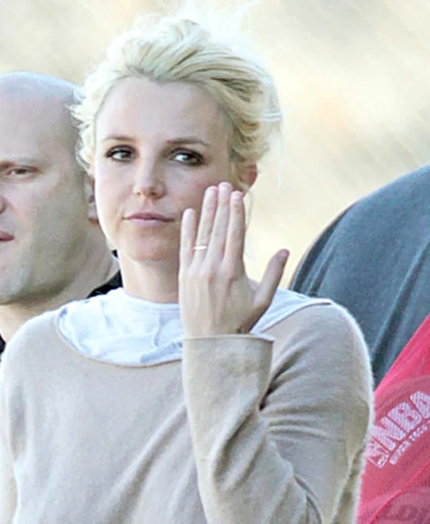 
    Britney le-a arătat  paparazzilor  verigheta de pe  inelarul mâinii stângi  