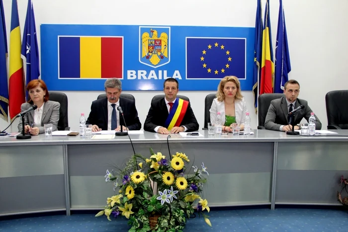 Noul primar, Marian Dragomir, alături de prefectul Mădălina Cochino, preşedintele de şedinţă, Sorin Boşneag, şi cei doi viceprimari, Doiniţa Ciocan, respectiv Alexandru Jantea   FOTO Florentin Coman