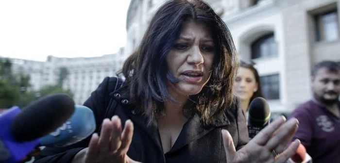 Flori Dinu, directorul Hexi Pharma, este dusă de procurori în faţa judecătorilor cu propunere de arestare FOTO Octav Ganea