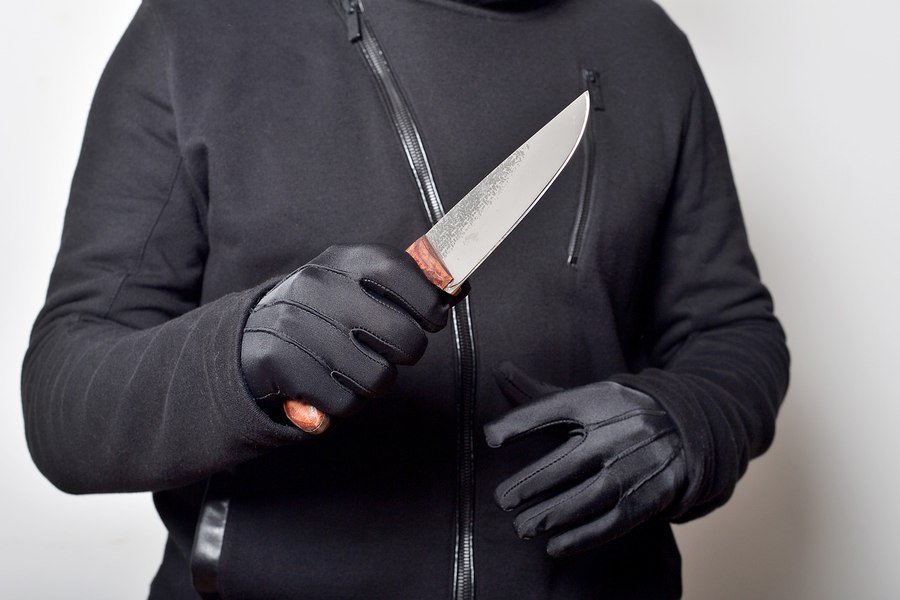 Panică în Sectorul 6. Un individ înarmat cu un cuțit a amenințat o vânzătoare și a jefuit un magazin
