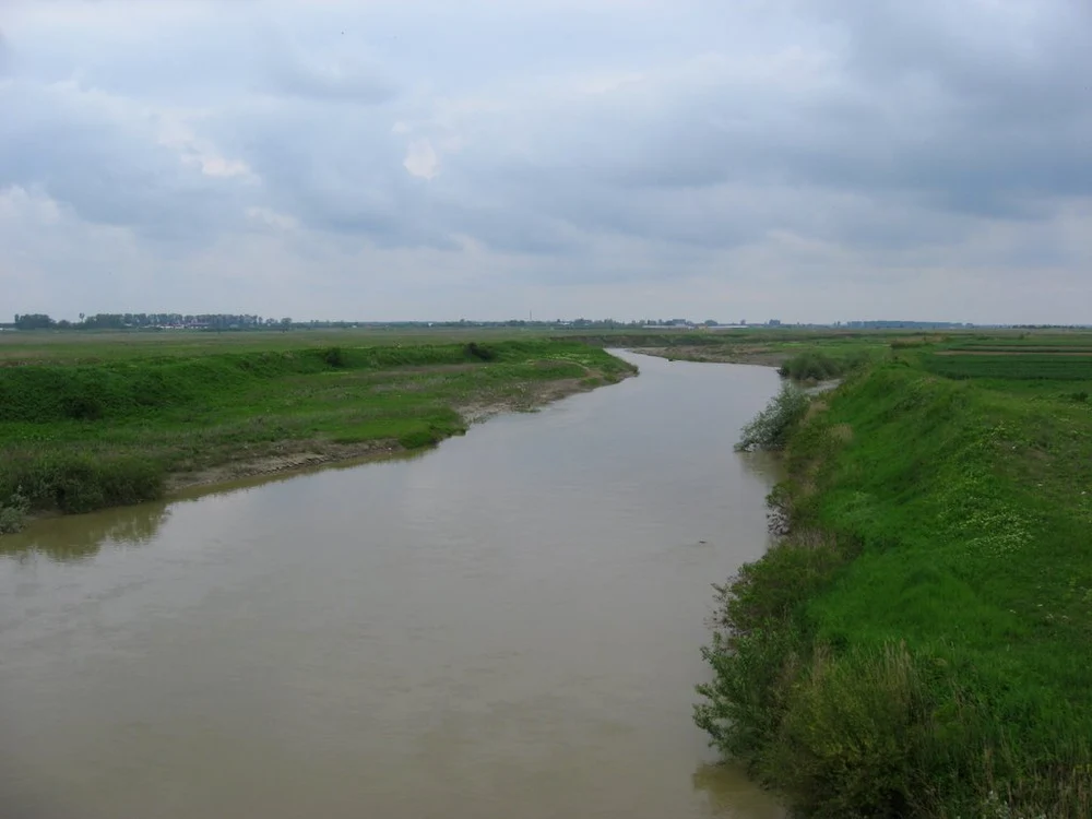 
    Femeia a rămas izolată în albia râului  