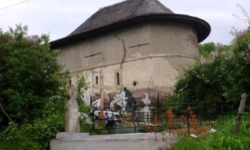 Disputa din jurul unei mănăstiri ce ascundea cândva bijuterii, iar azi e plină de gunoaie jpeg