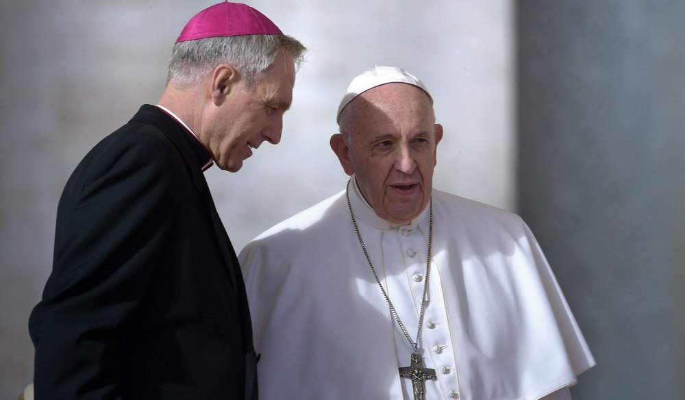 Papa Francisc i-a ordonat fostului secretar privat al papei Benedict să părăsească Vaticanul