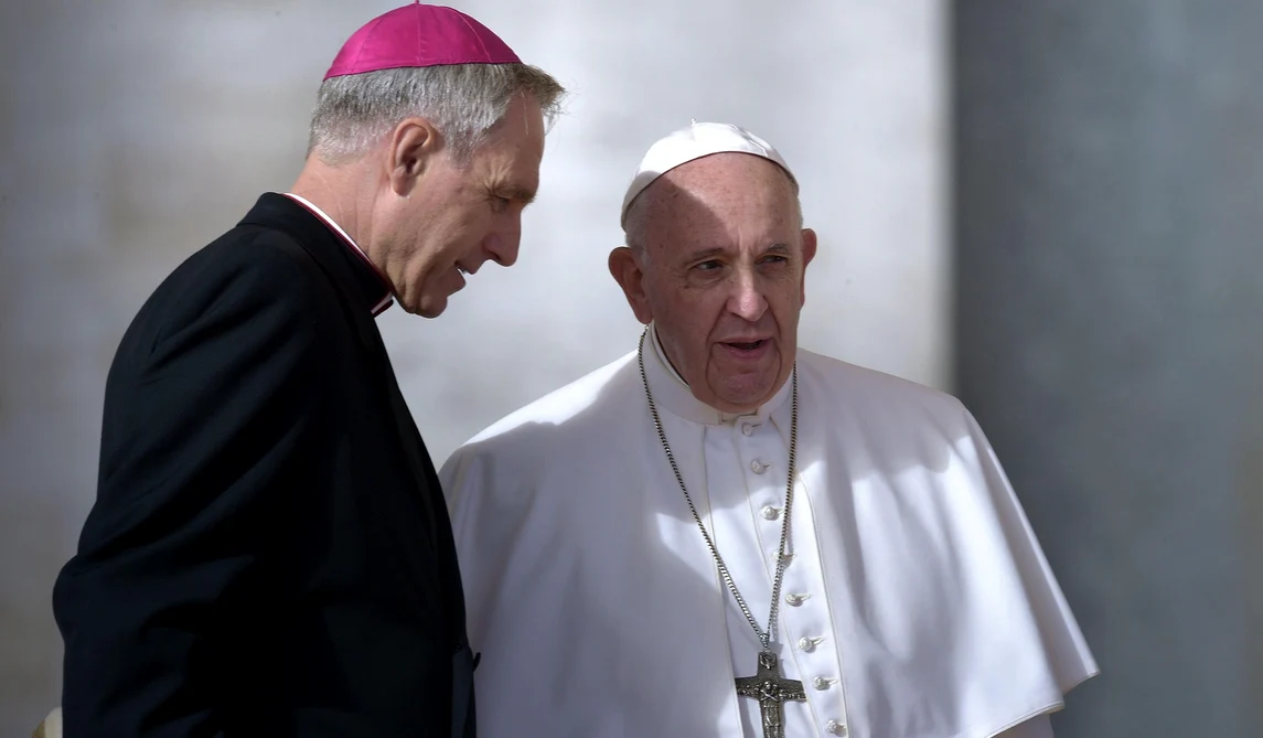 Georg Gaenswein și Papa Francisc FOTO: Profimedia
