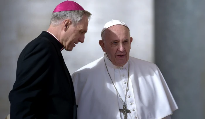 Georg Gaenswein și Papa Francisc FOTO: Profimedia