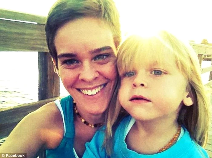 Deşi poza într-o mamă iubitoare, femeia de 26 de ani îşi otrăvea copilul pentru a fi compătimită