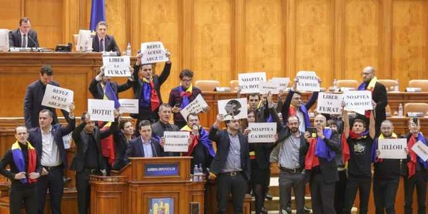 Protest Parlament / FOTO Inquam Photos / Octav Ganea