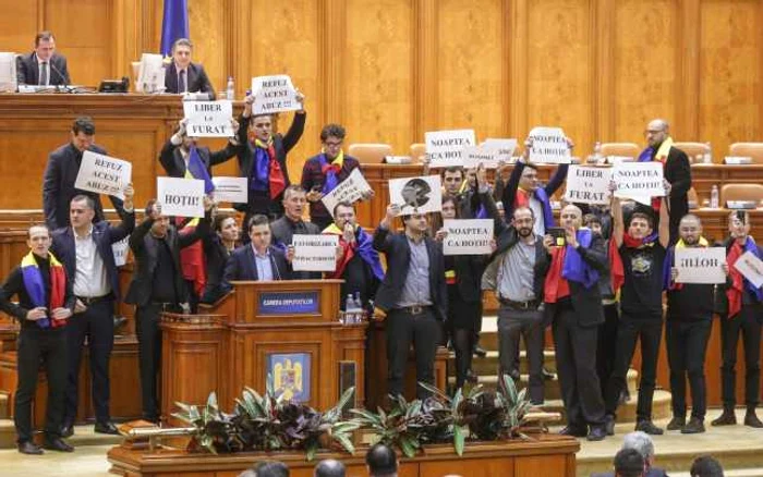 Deputaţii USR şi PNL protestează în Parlament FOTO INQUAM PHOTOS