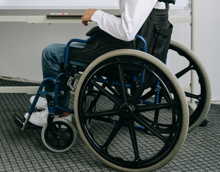 Tânăr cu handicap grav, umilit de Comisia de Evaluare: „Ar putea pune marfa pe raft la un magazin”. Ce a decis instanța