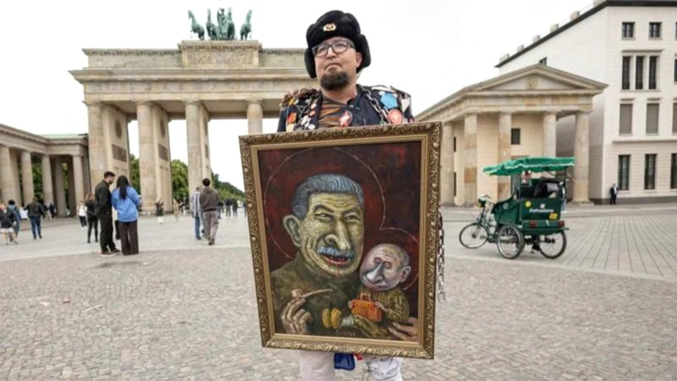 Caricatura realizată de artist când Stalin îl ține în brațe pe Putin
