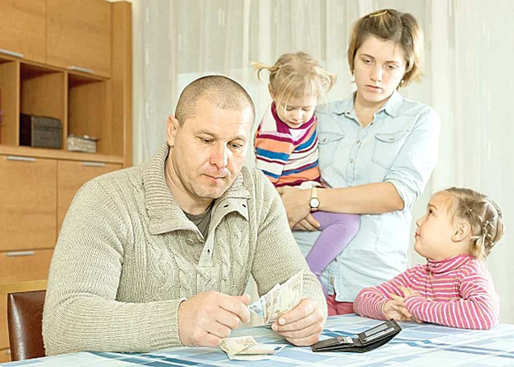 Familia Costescu plătește cu greu rata la bancă