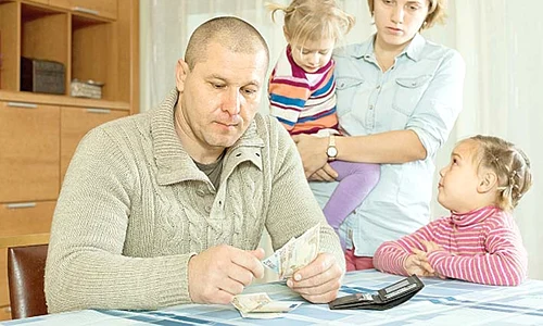 Familia Costescu plătește cu greu rata la bancă jpeg
