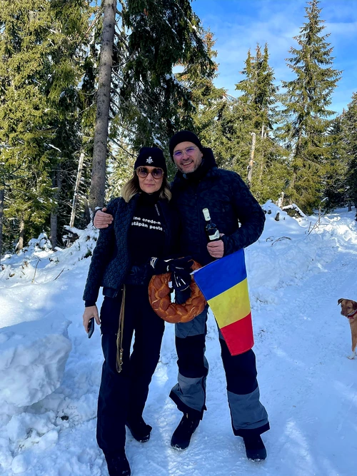 Romanita Iovan si fiul sau, Albert Iovan, la comemorarea din Apuseni a pilotului Adrian Iovan Facebook (2) jpg