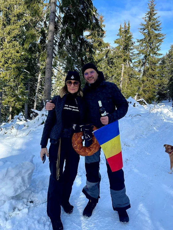 Romanita Iovan si fiul sau, Albert Iovan, la comemorarea din Apuseni a pilotului Adrian Iovan Facebook (2) jpg