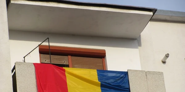 Steagul României arborat de mureşeni în toate cartierele