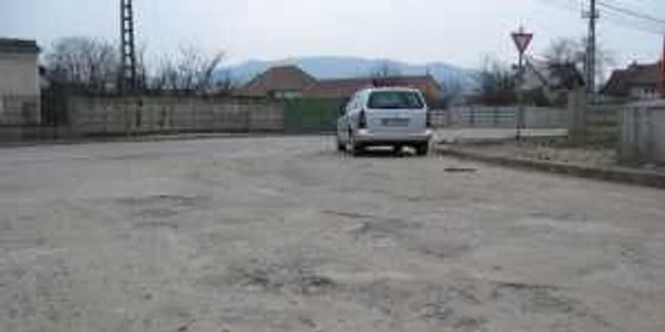 Maşinile fac slalom printre gropile din betonul de pe stradă