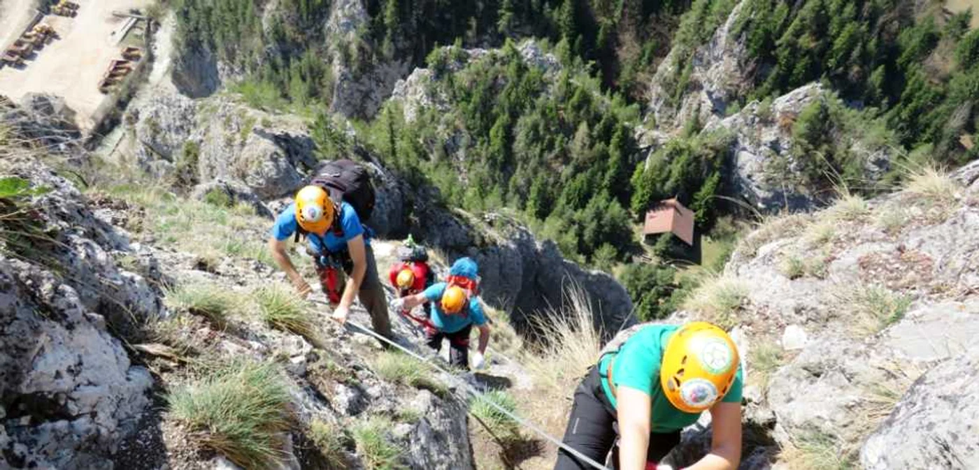 Simbolurile Târgoviştei şi ale României au ajuns, a doua zi, pe feţele calcaroase ale vârfului Turnu Mare (altitudine 1000 m)