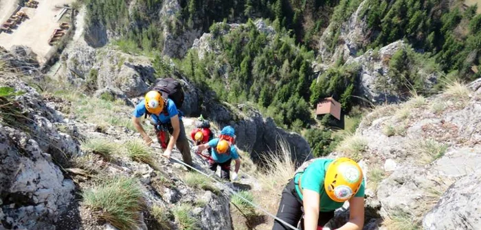 Simbolurile Târgoviştei şi ale României au ajuns, a doua zi, pe feţele calcaroase ale vârfului Turnu Mare (altitudine 1000 m)