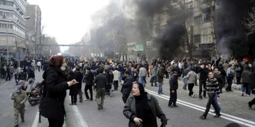 Peste 300 de persoane au fost arestate duminică în manifestaţii violente ale opoziţiei