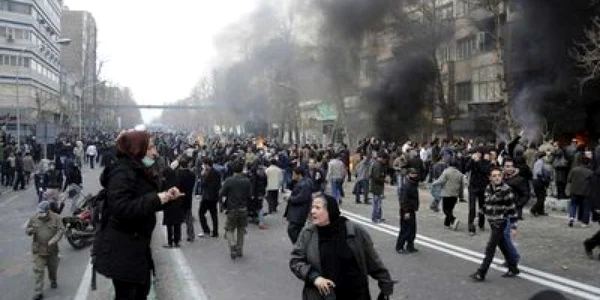Peste 300 de persoane au fost arestate duminică în manifestaţii violente ale opoziţiei