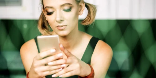 Tanara in fata telefonului Foto Freepik com jpg