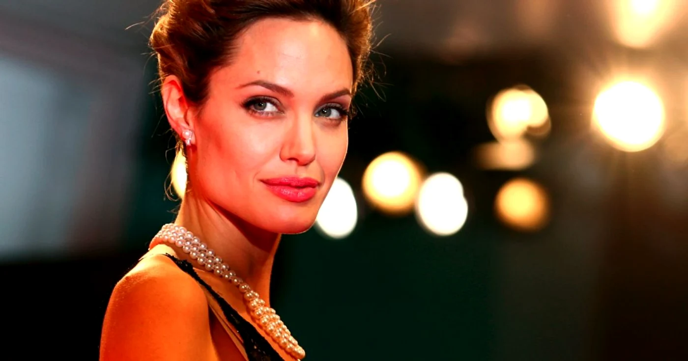 Dacă ai faţa ovală, asemenea actriţei Angelina Jolie, poţi purta aproape orice formă de cercei: rotunzi, lungi, tortiţe, cerceii geometrici sau o pereche finuţă de cerceluşi cu şurub FOTO: Reuters