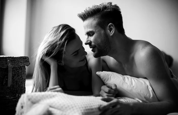 Atunci când eşti cu un bărbat în pat, îţi vei da seama cu uşurinţă dacă este îndrăgostit tine după felul în care te trateazăfoto: 123RF