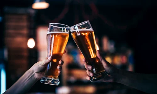 Bere alcool pahar FOTO Shutterstock