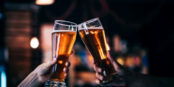 Bere alcool pahar FOTO Shutterstock