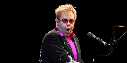 Elton John va concerta la Bucureşti, pe 5 iunie, în Piata Constitutiei