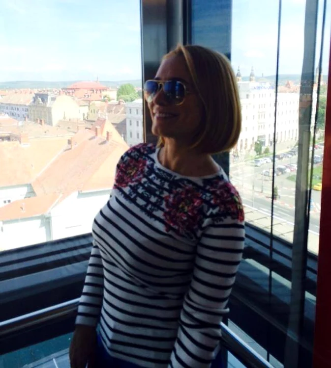 
    Andreea Esca, în lift la Sibiu. (Foto: arhiva personală)  