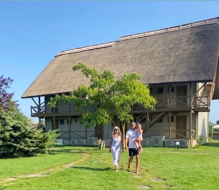 Elena Udrea s-a jucat cu fiica în nisipfoto: Instagram