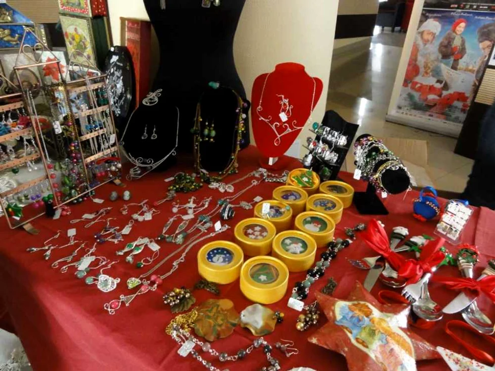 Buzoienii pot cumpăra diverse obiecte confecţionate manual de către meşteri populari    FOTO: ADT Buzău