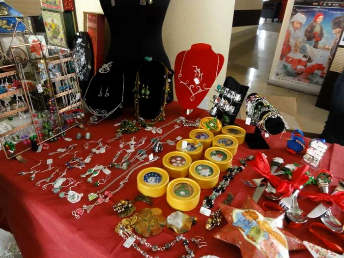 Buzoienii pot cumpăra diverse obiecte confecţionate manual de către meşteri populari FOTO: ADT Buzău