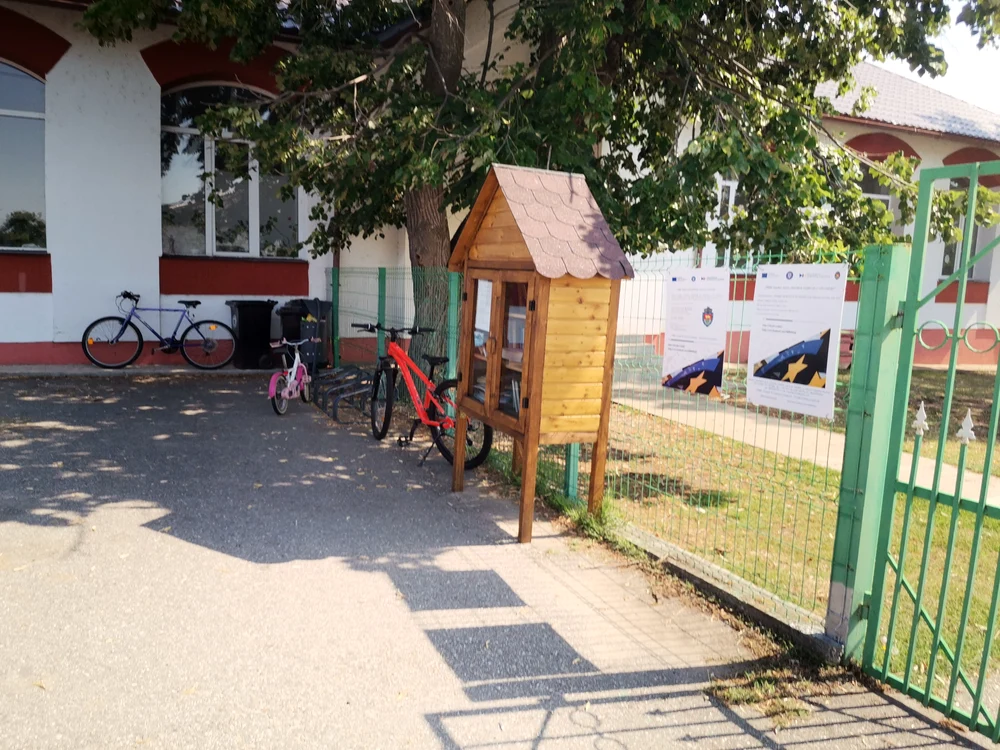 Mini-biblioteca deschisă la orice oră este o atracție FOTO: Alina Mitran 