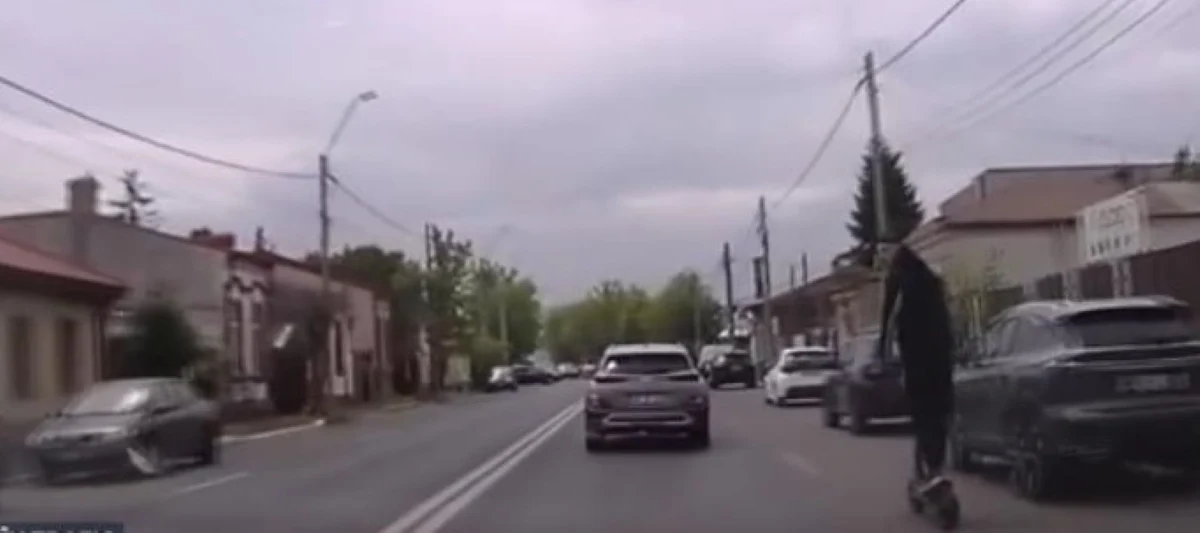Un tânăr pe trotinetă electrică, căutat de Poliție în Brăila după ce a fost filmat de un şofer făcând slalom printre mașini