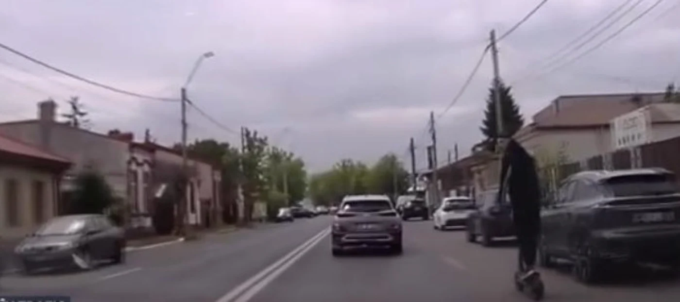 Tânărul a fost filmat de un participant la trafic. FOTO: captură video