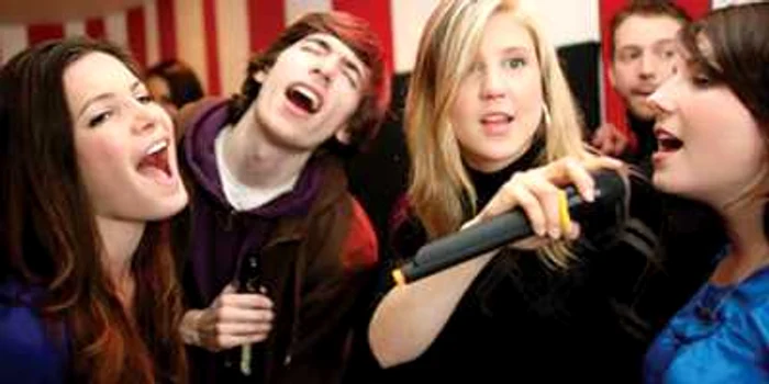 În această seară, tinerii sunt supuşi unui concurs de karaoke