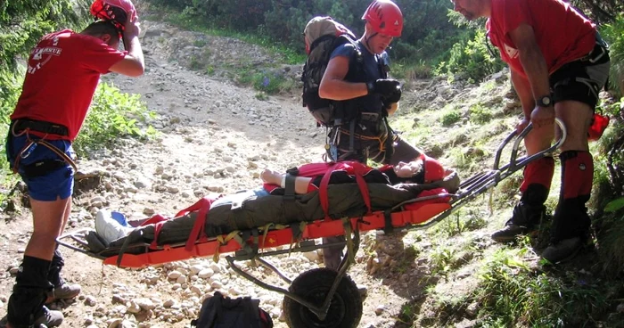 Turista a fost coborâtă cu targa până a fost preluată de Ambulanţă FOTO Salvamont Neamţ