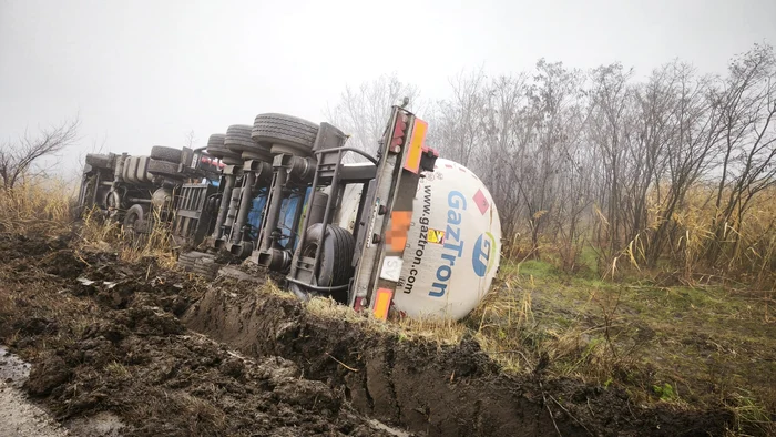 Cisterna s-a răsturnat pe DN 26 FOTO ISU Vaslui