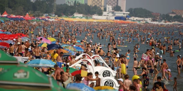Turişti pe litoral la mare la soare pe plajă Foto Arhivă