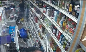 Un magazin din Londra a fost devastat în mai puțin de 30 de secunde de un grup de români. FOTO: Observator